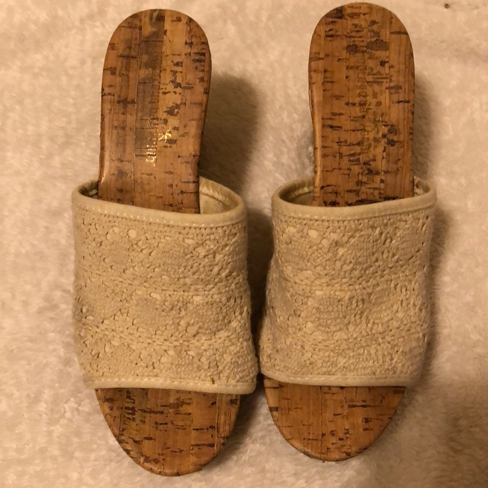 Wedges with wood and lace detail